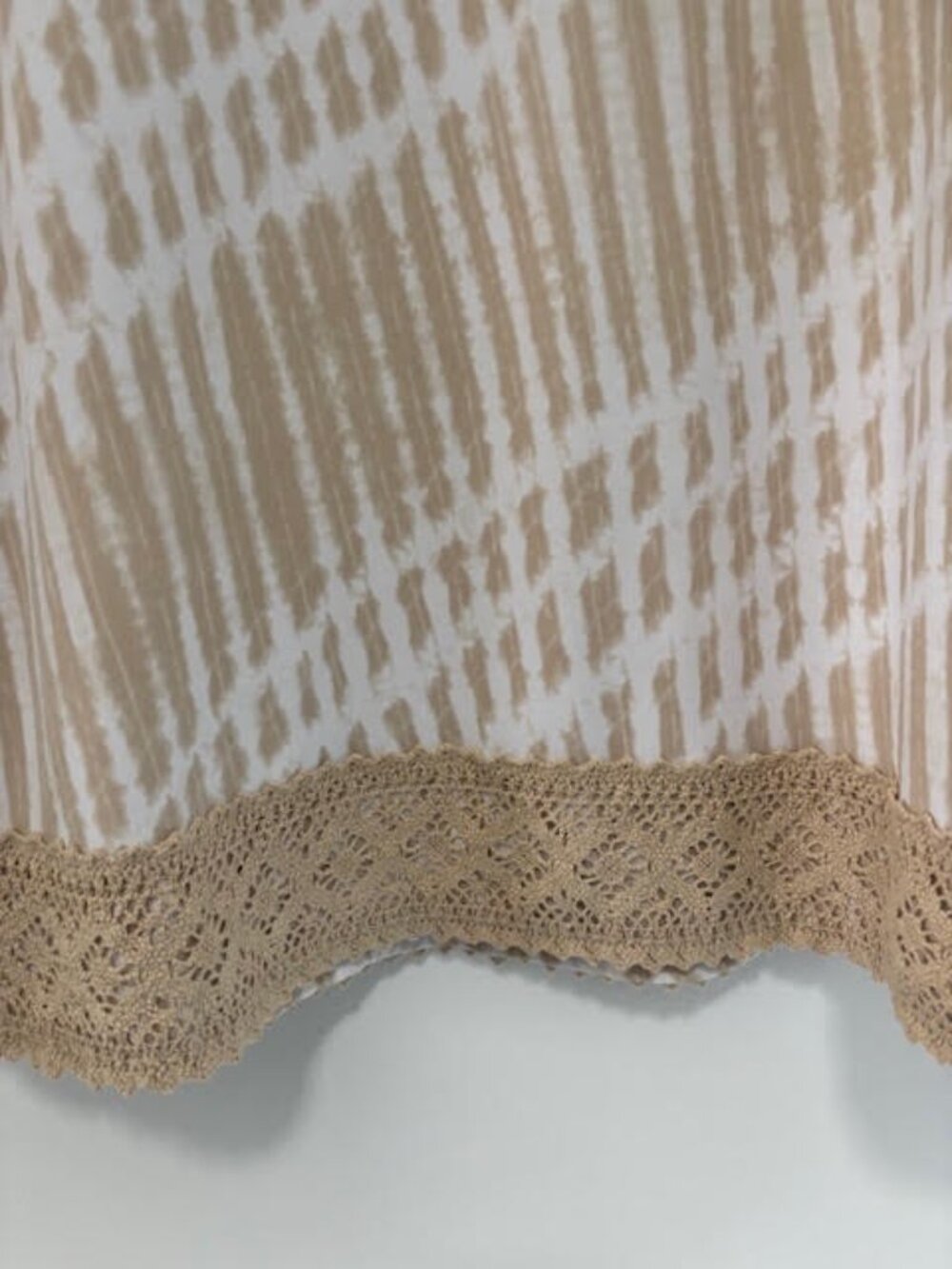 Michael Kors Women's Tunic Top Size Large Beige White Abstract Print Lace Trim - Picture 4 of 7